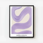 affiche amethyste abstraite avec un trait violet tourbillonnant sur fond beige t avec cadre.webp