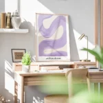 affiche amethyste abstraite avec un trait violet tourbillonnant sur fond beige t bureau.webp