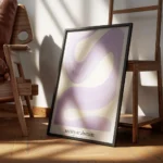 affiche amethyste abstraite avec un trait violet tourbillonnant sur fond beige t encadre.webp