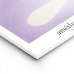 affiche amethyste abstraite avec un trait violet tourbillonnant sur fond beige t lightpanel.webp