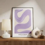 affiche amethyste abstraite avec un trait violet tourbillonnant sur fond beige t meuble.webp