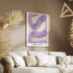 affiche amethyste abstraite avec un trait violet tourbillonnant sur fond beige t salon.webp