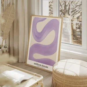 affiche amethyste abstraite avec un trait violet tourbillonnant sur fond beige t salon beige.webp