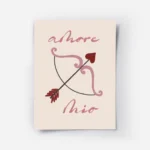 affiche amore mio avec typographie rose et arc de cupidon fleche avec c ur roman.webp
