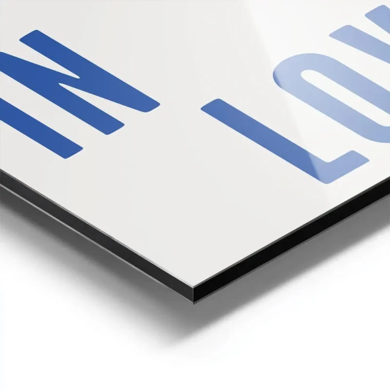 affiche amour avec texte bleu endlessly in love sur fond blanc typographie moder aluminium.webp