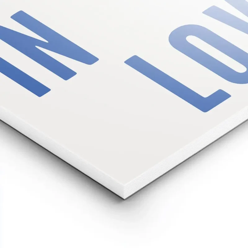 affiche amour avec texte bleu endlessly in love sur fond blanc typographie moder lightpanel.webp