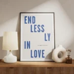 affiche amour avec texte bleu endlessly in love sur fond blanc typographie moder meuble.webp
