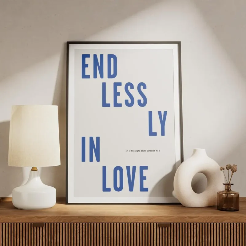 affiche amour avec texte bleu endlessly in love sur fond blanc typographie moder meuble.webp