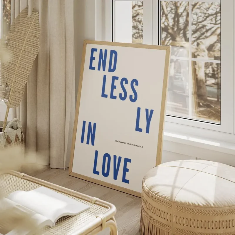 affiche amour avec texte bleu endlessly in love sur fond blanc typographie moder salon beige.webp