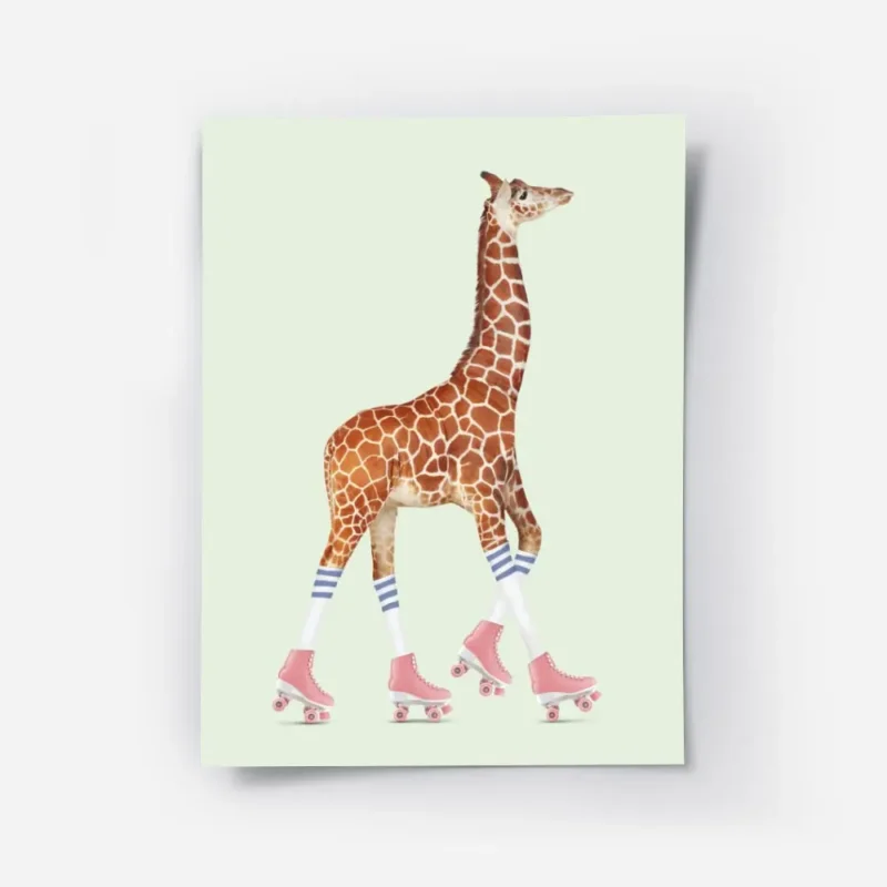 affiche amusante dune girafe sur des rollers roses avec chaussettes rayees blanc.webp