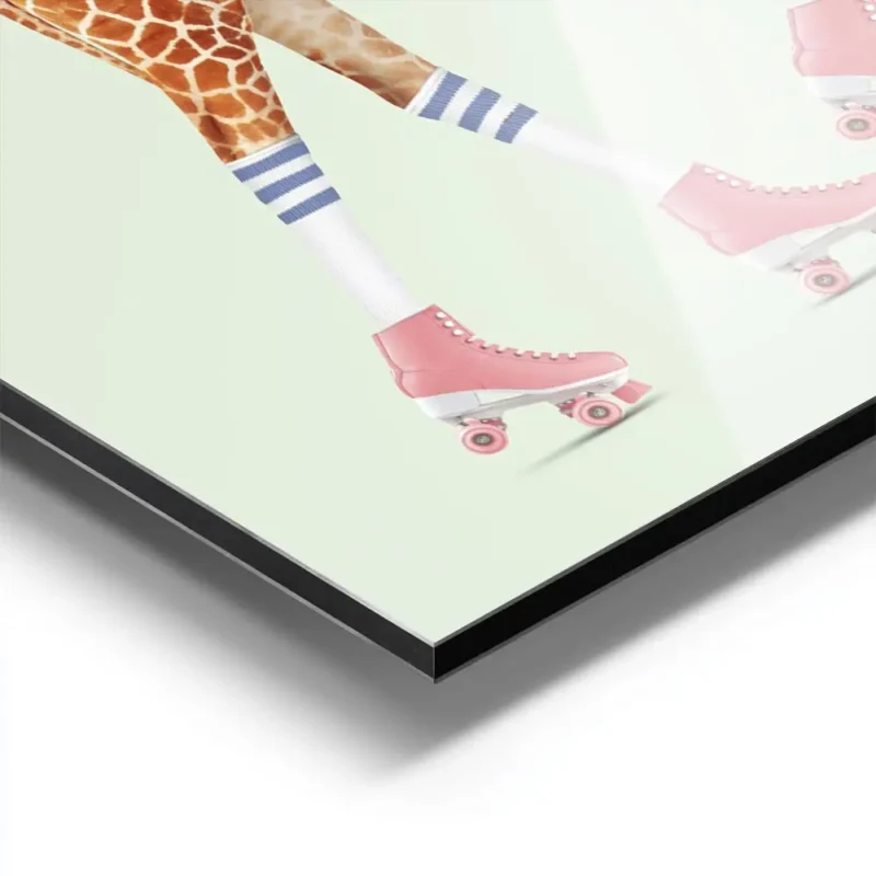 affiche amusante dune girafe sur des rollers roses avec chaussettes rayees blanc aluminium.webp