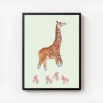 affiche amusante dune girafe sur des rollers roses avec chaussettes rayees blanc avec cadre.webp