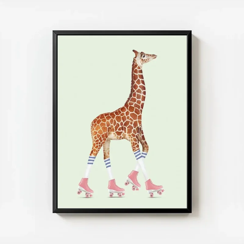 affiche amusante dune girafe sur des rollers roses avec chaussettes rayees blanc avec cadre.webp