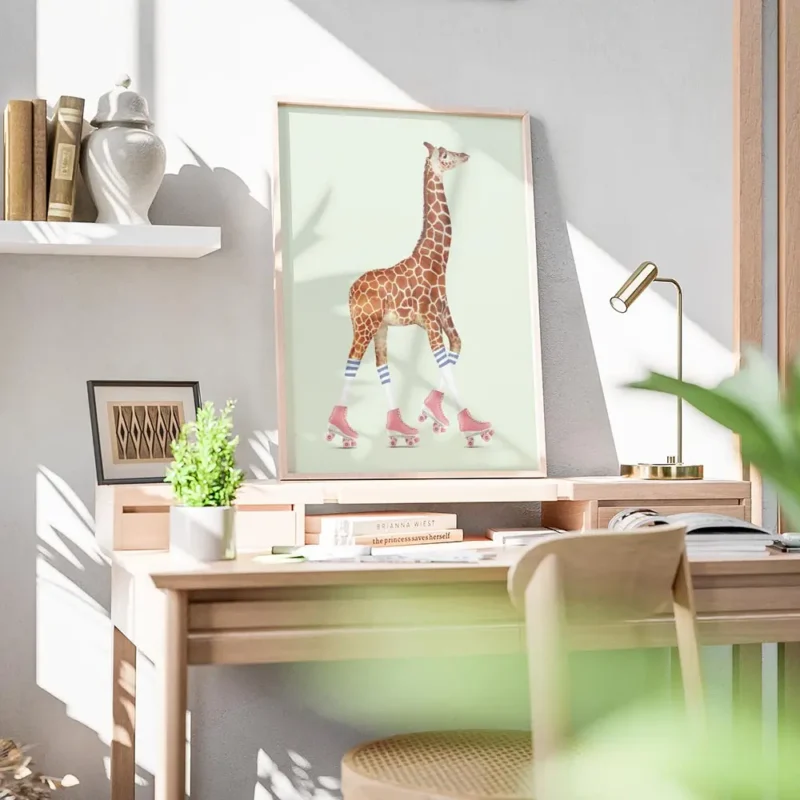 affiche amusante dune girafe sur des rollers roses avec chaussettes rayees blanc bureau.webp
