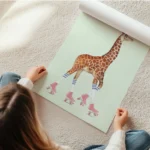 affiche amusante dune girafe sur des rollers roses avec chaussettes rayees blanc en rouleau.webp
