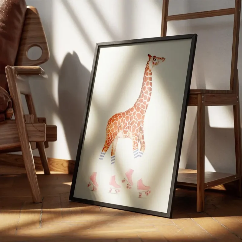 affiche amusante dune girafe sur des rollers roses avec chaussettes rayees blanc encadre.webp