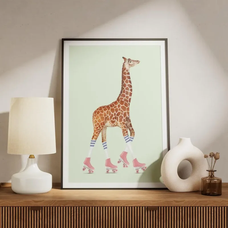 affiche amusante dune girafe sur des rollers roses avec chaussettes rayees blanc meuble.webp