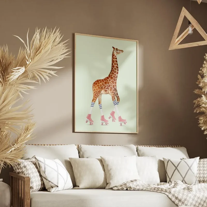 affiche amusante dune girafe sur des rollers roses avec chaussettes rayees blanc salon.webp