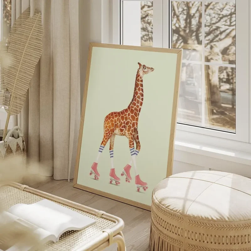 affiche amusante dune girafe sur des rollers roses avec chaussettes rayees blanc salon beige.webp