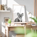 affiche animaliere dun portrait de koala mignon en noir et blanc bureau.webp
