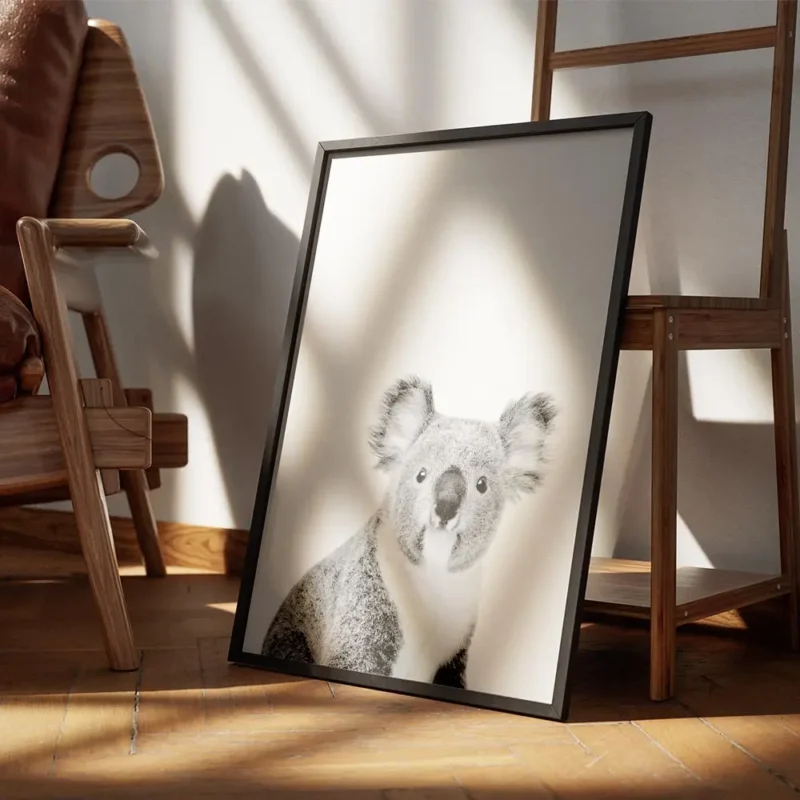affiche animaliere dun portrait de koala mignon en noir et blanc encadre.webp