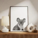 affiche animaliere dun portrait de koala mignon en noir et blanc meuble.webp