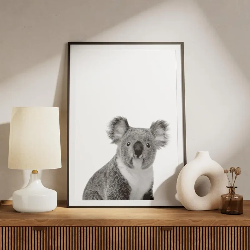 affiche animaliere dun portrait de koala mignon en noir et blanc meuble.webp