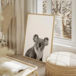 affiche animaliere dun portrait de koala mignon en noir et blanc salon beige.webp