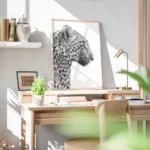 affiche animaliere en noir et blanc dun leopard vu de profil mettant en valeur s bureau.webp