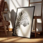 affiche animaliere en noir et blanc dun leopard vu de profil mettant en valeur s encadre.webp