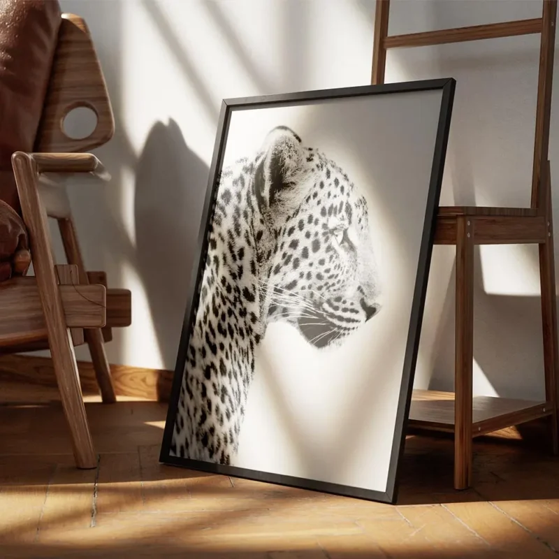 affiche animaliere en noir et blanc dun leopard vu de profil mettant en valeur s encadre.webp
