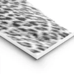 affiche animaliere en noir et blanc dun leopard vu de profil mettant en valeur s lightpanel.webp
