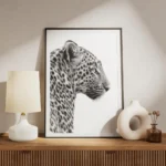 affiche animaliere en noir et blanc dun leopard vu de profil mettant en valeur s meuble.webp