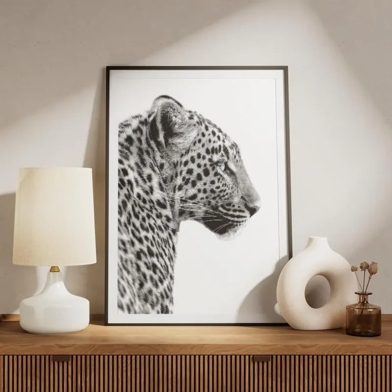 affiche animaliere en noir et blanc dun leopard vu de profil mettant en valeur s meuble.webp