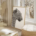 affiche animaliere en noir et blanc dun leopard vu de profil mettant en valeur s salon beige.webp