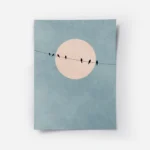 affiche apaisante doiseaux noirs sur un fil electrique devant une pleine lune ro.webp