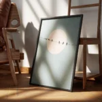 affiche apaisante doiseaux noirs sur un fil electrique devant une pleine lune ro encadre.webp