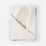 affiche apaisante montrant un gros plan dun tissu blanc doux avec plis subtils e.webp