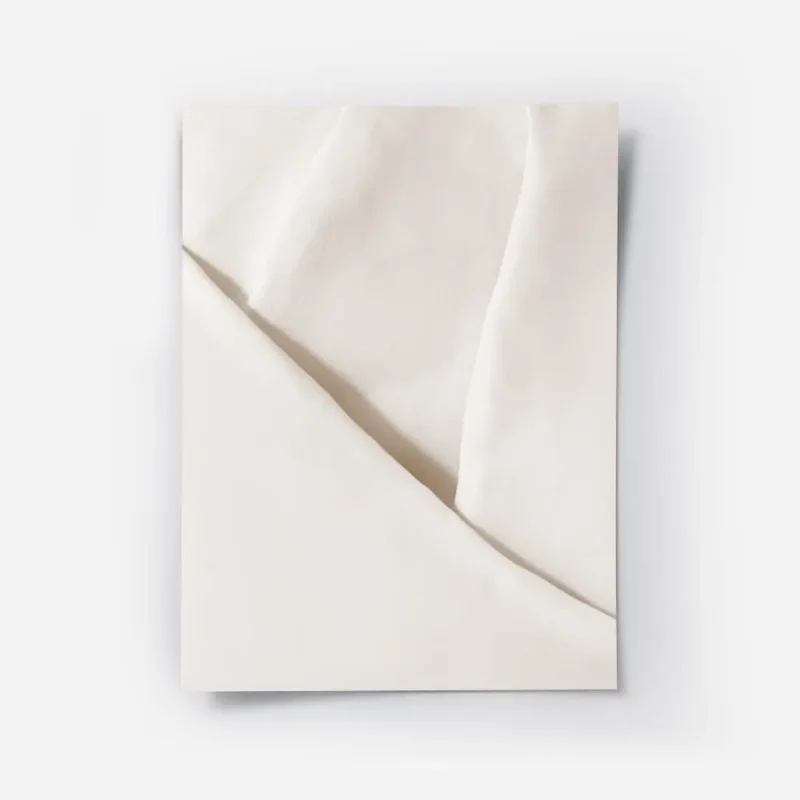 affiche apaisante montrant un gros plan dun tissu blanc doux avec plis subtils e.webp