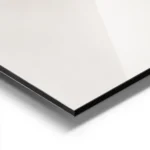 affiche apaisante montrant un gros plan dun tissu blanc doux avec plis subtils e aluminium.webp