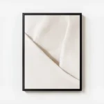 affiche apaisante montrant un gros plan dun tissu blanc doux avec plis subtils e avec cadre.webp