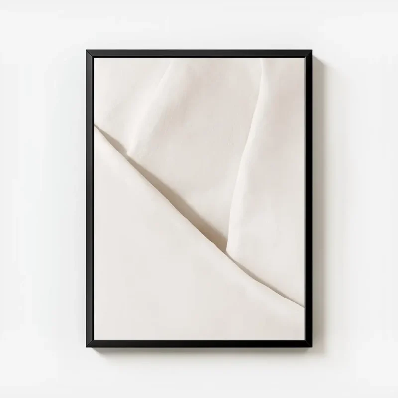 affiche apaisante montrant un gros plan dun tissu blanc doux avec plis subtils e avec cadre.webp