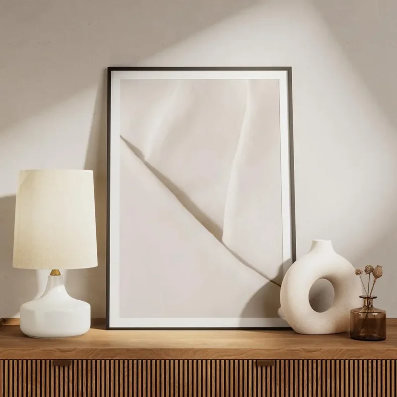 affiche apaisante montrant un gros plan dun tissu blanc doux avec plis subtils e meuble.webp