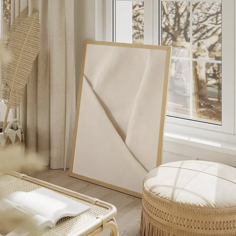 affiche apaisante montrant un gros plan dun tissu blanc doux avec plis subtils e salon beige.webp
