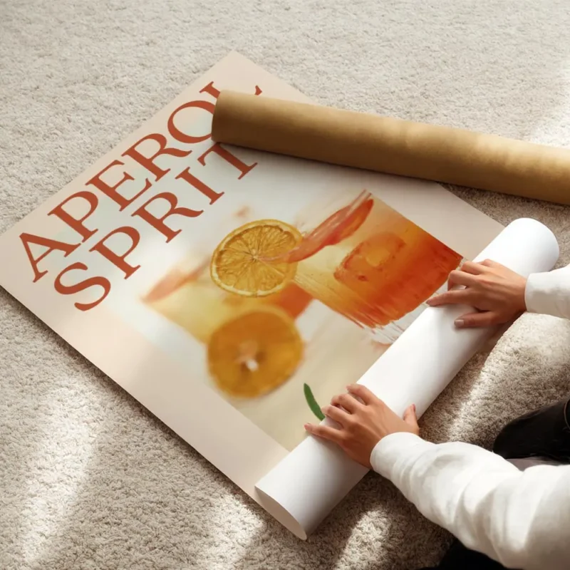 affiche aperol spritz authentique avec deux verres a cocktail texte orange vif e enroule.webp