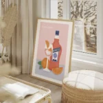 affiche aperol spritz avec bouteille verre et oranges sur fond bleu et rose rece salon beige.webp