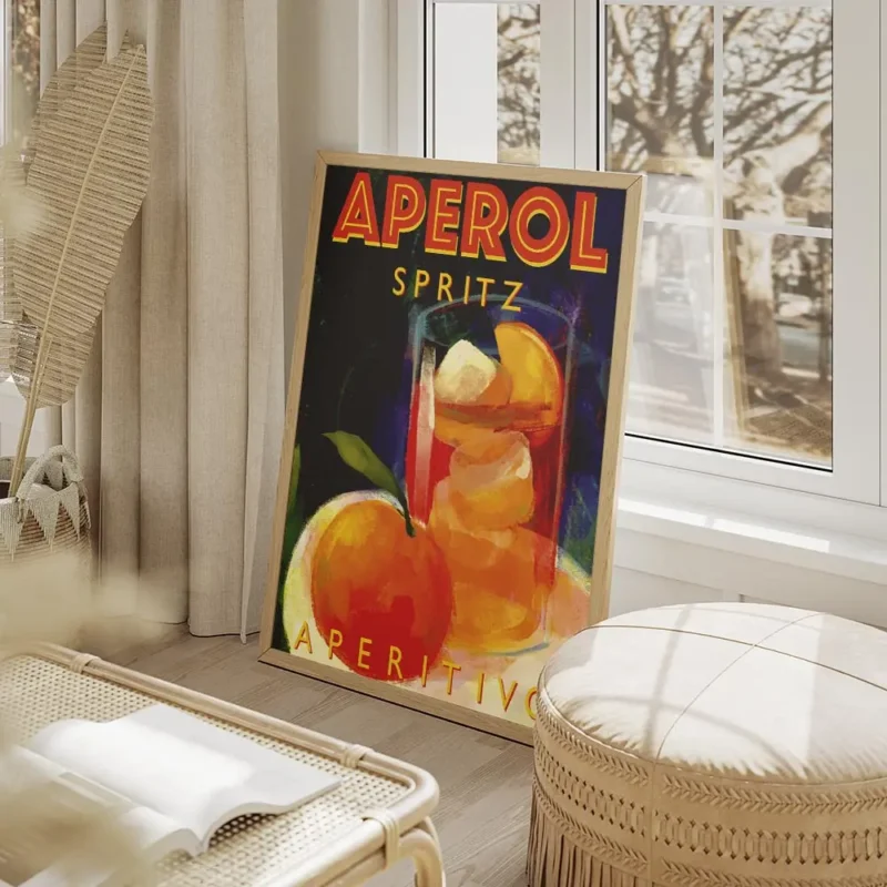 affiche aperol spritz de marco marella typographie orange sur fond bleu verre de salon beige.webp