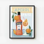 affiche aperol spritz illustree avec bouteille verre et oranges sur fond bleu ty avec cadre.webp