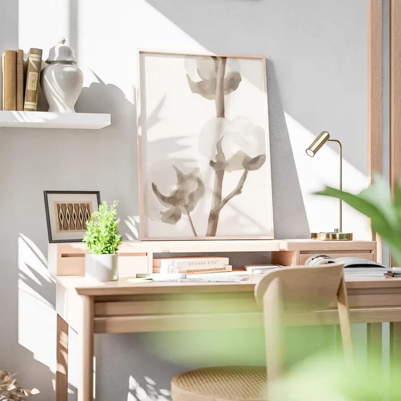 affiche aquarelle de fleurs de coton aux couleurs douces blanche et beige sur un bureau.webp