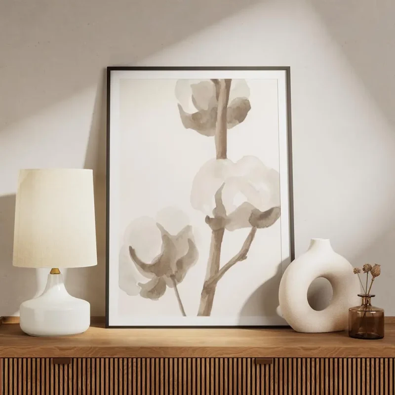 affiche aquarelle de fleurs de coton aux couleurs douces blanche et beige sur un meuble.webp